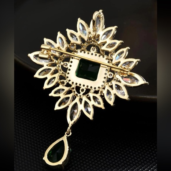 New! Flower Brooch with rhinestones - Picture 2 of 4